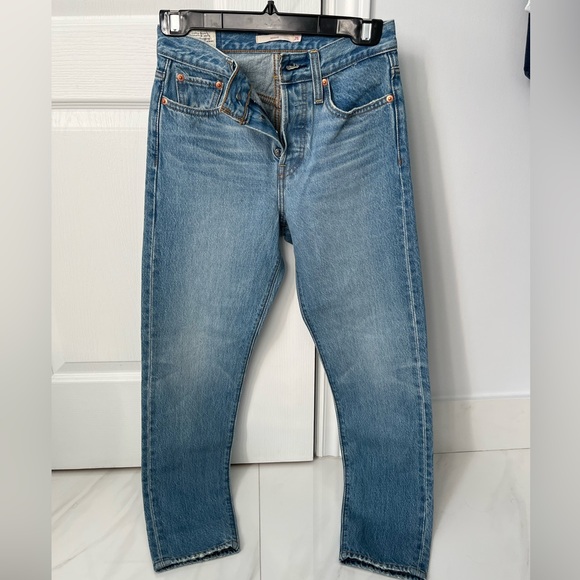LEVI JEANS size 25 straight leg style - Picture 1 of 3